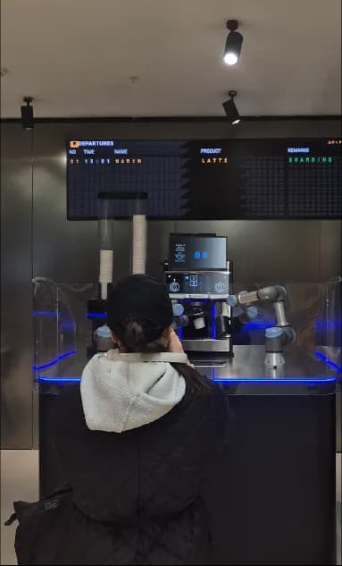 Bonheur by X Barista — gece aydınlatmasıyla kiosk dış cephe görünümü