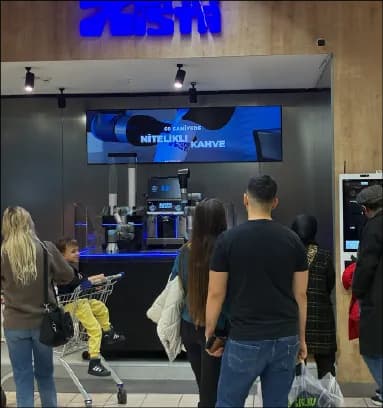 Bonheur by X Barista — müşteriler robot barista ile kahve siparişi veriyor