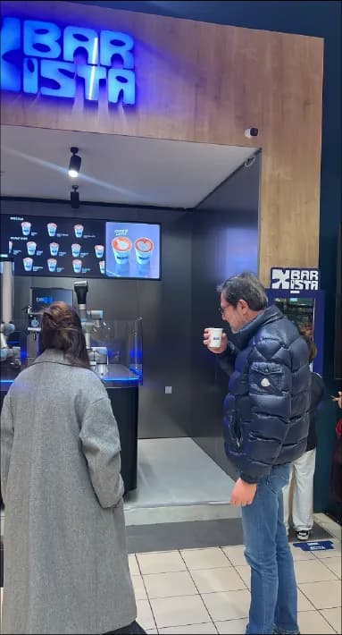 Bonheur by X Barista — kiosk önünde meraklı müşteri kalabalığı