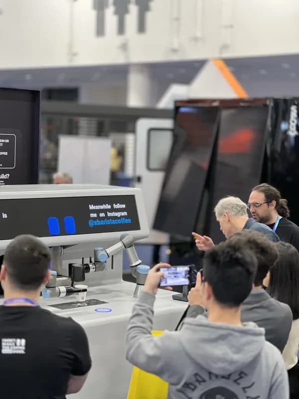 X Barista etkinlik ve festival anısı — robot barista stantı 12