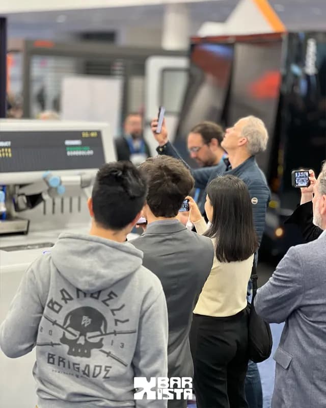 X Barista etkinlik ve festival anısı — robot barista stantı 17