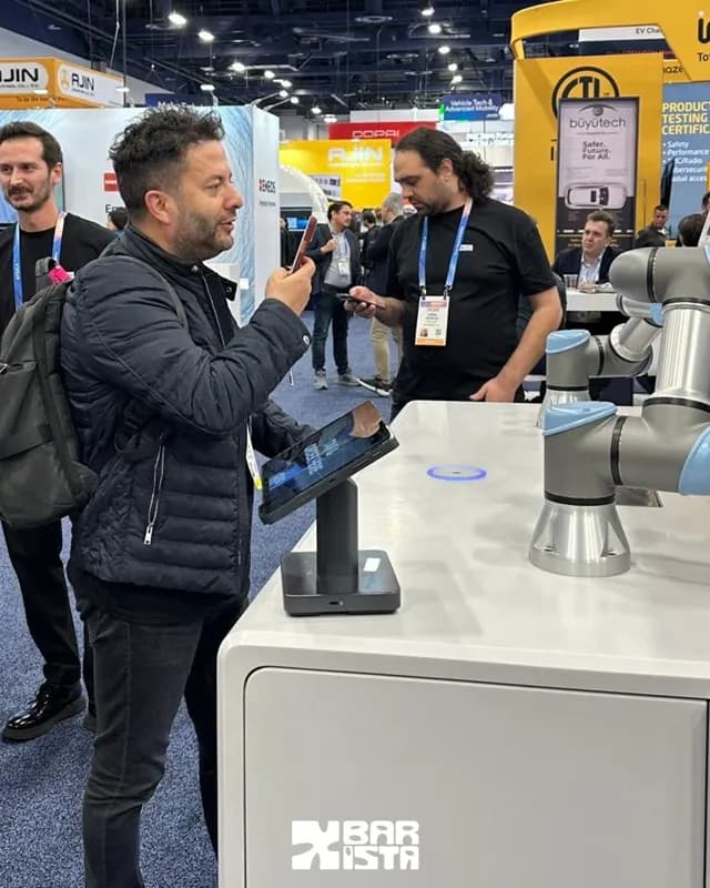 X Barista etkinlik ve festival anısı — robot barista stantı 21