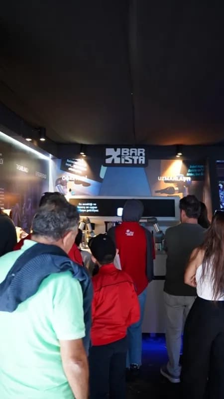 X Barista etkinlik ve festival anısı — robot barista stantı 24