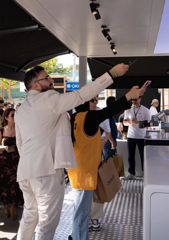 X Barista etkinlik ve festival anısı — robot barista stantı 4