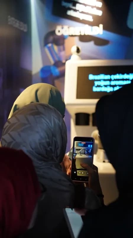X Barista etkinlik ve festival anısı — robot barista stantı 8